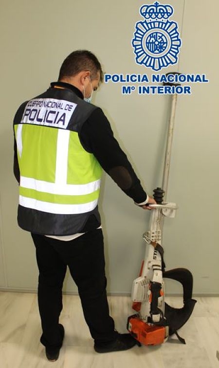 Un agente de policia con la vareadora recuperada (POLICIA NACIONAL)
