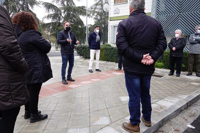 El Concejal del PSOE, Jacobo Calvo con vecinos de Almanjayar (PSOE)