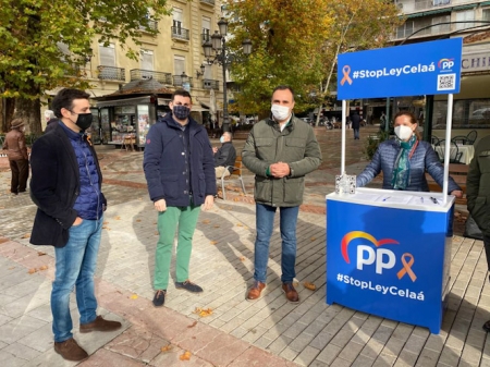 Francisco Rodríguez en el stand donde se han recogido las firmas (PP) 