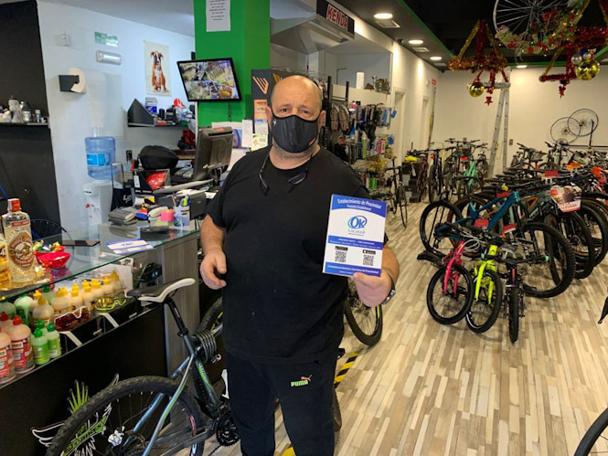 Uno de los comerciantes con el dispositivo (AYTO. ALMUÑECAR) 