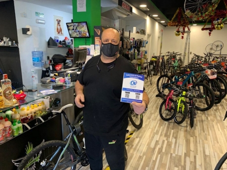 Uno de los comerciantes con el dispositivo (AYTO. ALMUÑECAR) Uno de los comerciantes con el dispositivo (AYTO. ALMUÑECAR)