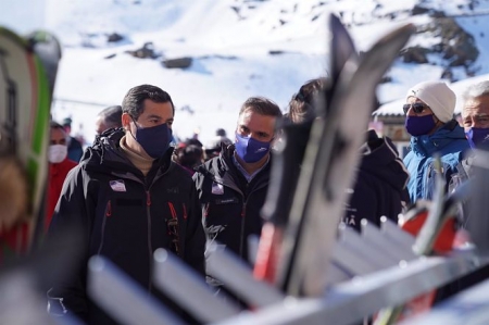 El presidente de la Junta, Juanma Moreno, y el consejero delegado de Cetursa, Jesús Ibáñez (JUNTA) 