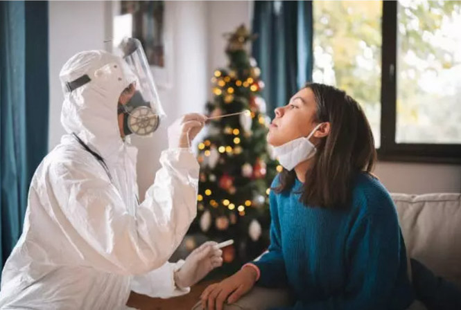 Navidad y PCR (ARTISTGNDPHOTOGRAPHY / ISTOCK) 