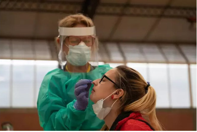 Sanitarios trabajando durante las pruebas de cribado de covid-19 con test de antígenos (EDUARDO BRIONES - EUROPA PRESS) 