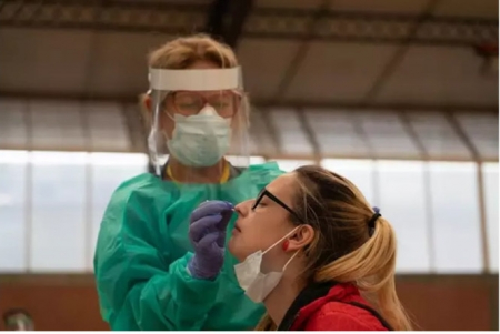 Sanitarios trabajando durante las pruebas de cribado de covid-19 con test de antígenos (EDUARDO BRIONES - EUROPA PRESS) Sanitarios trabajando durante las pruebas de cribado de covid-19 con test de antígenos (EDUARDO BRIONES - EUROPA PRESS)