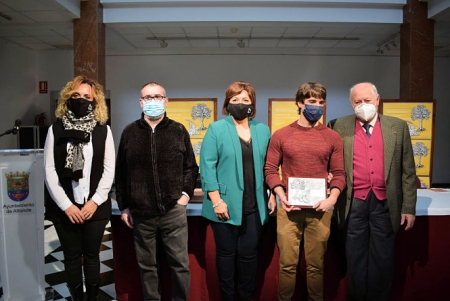 El ganador del premio junto al jurado (AYTO. ALBOLOTE)