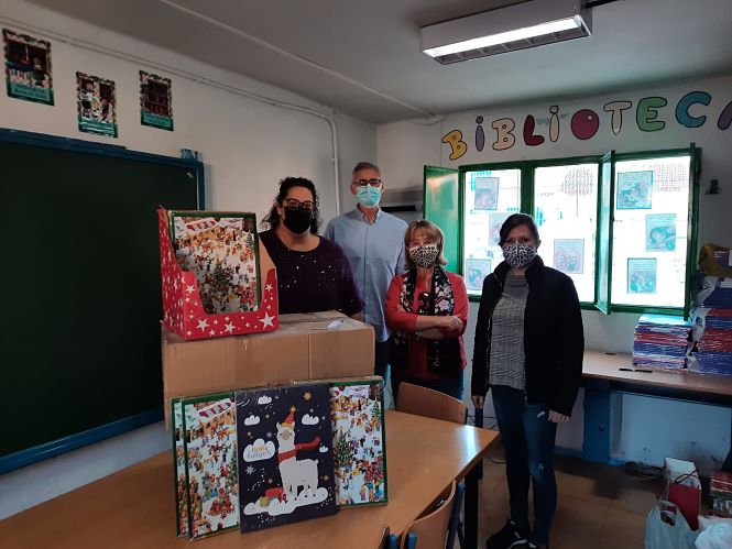 los responsables educativos del colegio de Ambroz y la concejala de Educación hacen entrega de los calendarios de adviento y el material recaudado al presidente de la ONG Fundación Takeli (AYTO. VEGAS DEL GENIL)