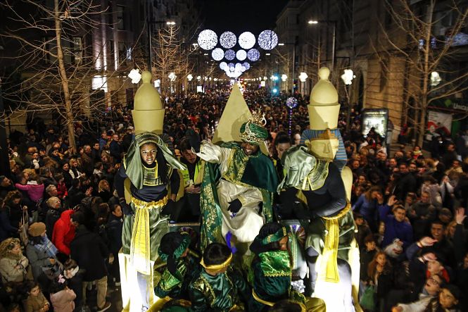 El Rey Baltasar durante la cabalgata de los Reyes Magos 2020 en Granada (ÁLEX CÁMARA / EUROPA PRESS)