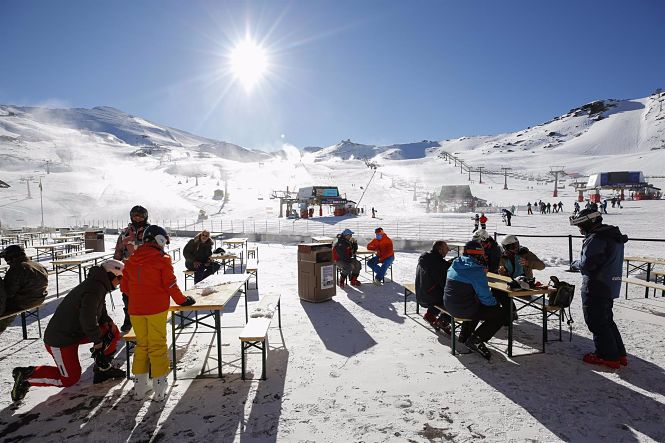 Esquiadores con mascarillas en la estación de esquí de Sierra Nevada (ÁLEX CÁMARA - EUROPA PRESS) 