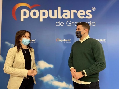 Los parlamentarios andaluces del PP Ana Vanessa García y Rafael Caracuel (PP)