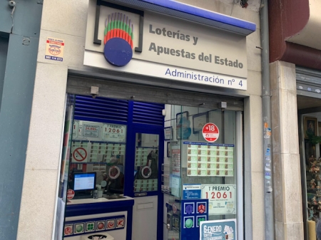 Administración número 4 de Granada , donde se han vendido décimos de `El Gordo` (JOSÉ VELASCO)