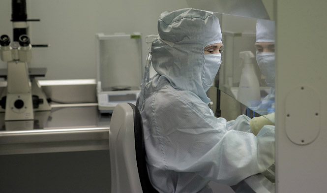 Una sanitaria protegida contra el coronavirus (JUNTA DE ANDALUCÍA) 