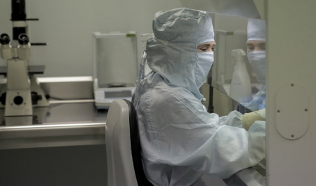 Una sanitaria protegida contra el coronavirus (JUNTA DE ANDALUCÍA) Una sanitaria protegida contra el coronavirus (JUNTA DE ANDALUCÍA)