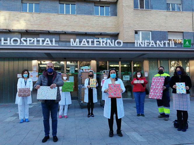 Imagen de la entrega de los regalos (AYTO. OTURA)