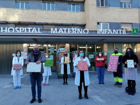 Imagen de la entrega de los regalos (AYTO. OTURA)