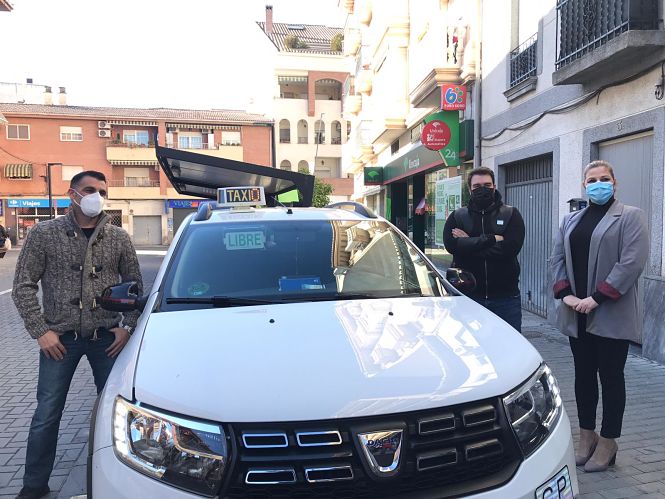 La Concejala de Movilidad, Vanessa Romero junto a dos taxistas de la localidad (AYTO. MARACENA)