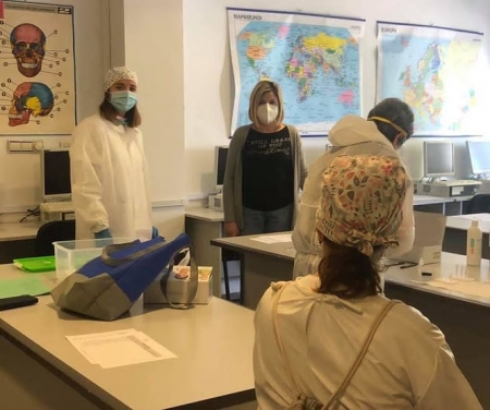  La concejala junto a algunas de las auxiliares durante la toma de muestras para las PCR (AYTO. VEGAS DEL GENIL)