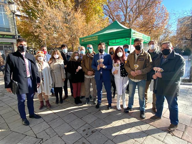 Luis Salvador en el stand de Guardias Civiles solidarios (CS)