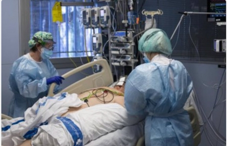 Personal sanitario atendiendo a un paciente ingresado en la Unidad de Cuidados Intensivos (GLORIA SÁNCHEZ - EUROPA PRESS)