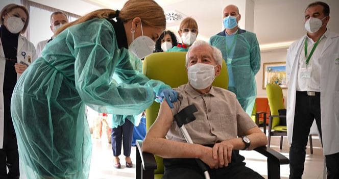 Antonio ha sido el primer vacunado contra el Covid - 19 (JUNTA) 