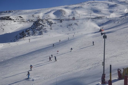 Esquiadores en la estación de esquí de Sierra Nevada en una imagen de archivo (ÁLEX CÁMARA - EUROPA PRESS) 