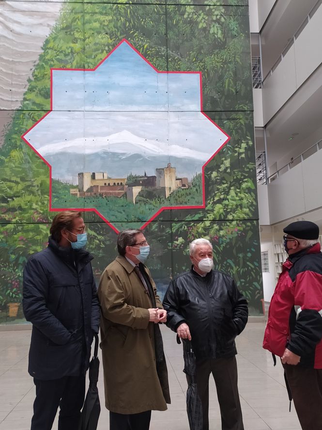 Imagen de la visita al mural (AYTO. GRANADA) 