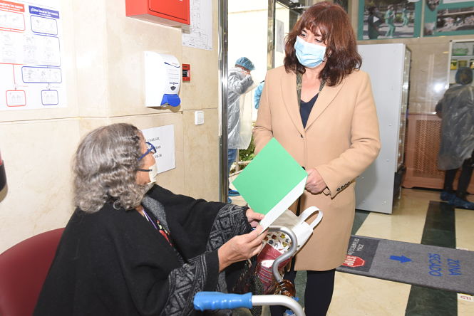 La Diputada de Bienestar Social, Olvido de la Rosa, entrega uno de los Christmas a una usuaria de la residencia `La Milagrosa` (M. LOPEZOSA / DIPGRA) 