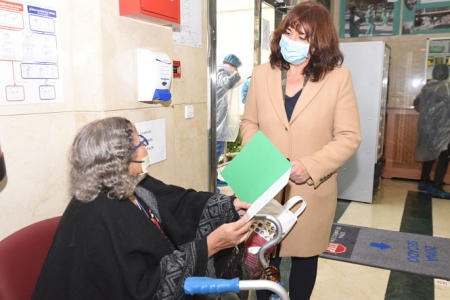 La Diputada de Bienestar Social, Olvido de la Rosa, entrega uno de los Christmas a una usuaria de la residencia `La Milagrosa` (M. LOPEZOSA / DIPGRA) La Diputada de Bienestar Social, Olvido de la Rosa, entrega uno de los Christmas a una usuaria de la residencia `La Milagrosa` (M. LOPEZOSA / DIPGRA)