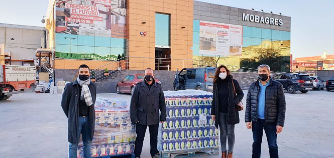 Los representantes de la empresa Mobagres de Cúllar Vega donan leche y productos lácteos al Ayuntamiento cullero (AYTO. CÚLLAR VEGA) 