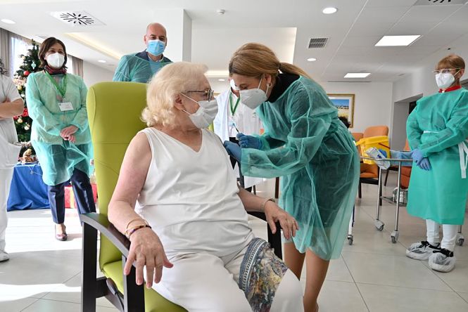 Pilar recibe su vacuna contra el Covid-19 (JUNTA)