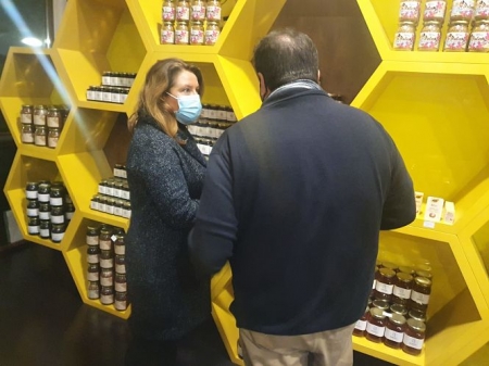 Carmen Crespo durante su visita al museo de la miel (JUNTA DE ANDALUCÍA) Carmen Crespo durante su visita al museo de la miel (JUNTA DE ANDALUCÍA)