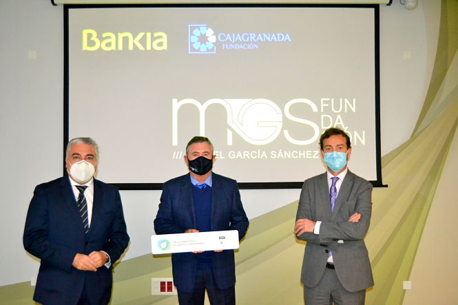 Foto de familia tras el reconocimiento (CAJAGRANADA FUNDACIÓN) 