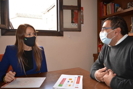 La delegada de Empleo y Transformación Económica, Virginia Fernández, y el director del Centro Albayzín, Antonio Suárez (JUNTA) 