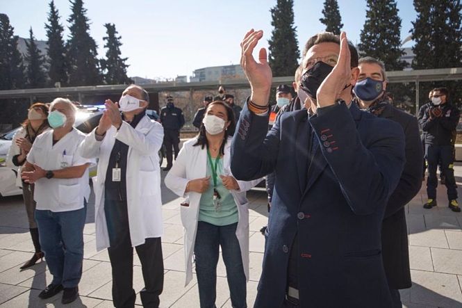 El alcalde de Granada, en el acto de homenaje a los sanitarios (AYTO. GRANADA)