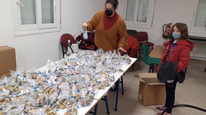 Preparación de las bolsas de caramelos (AYTO. VEGAS DEL GENIL) 