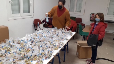 Preparación de las bolsas de caramelos (AYTO. VEGAS DEL GENIL) 