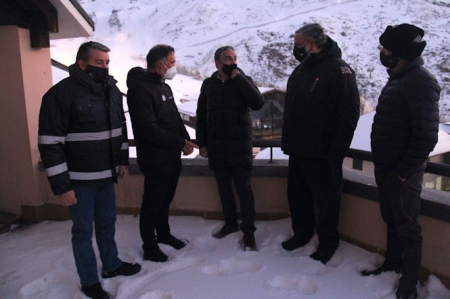 El consejero de la Presidencia, Administración Pública e Interior, Elías Bendodo, tras una reunión de trabajo con los directivos de Cetursa Sierra Nevada (JUNTA) 