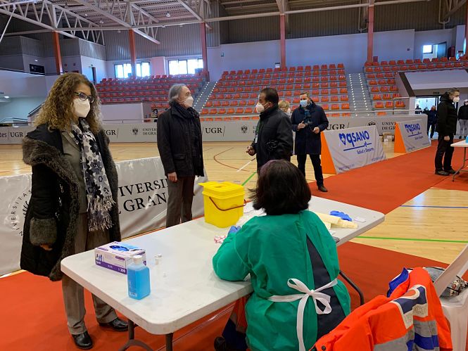 La Delegada de Educación, Ana Berrocal ha visitado el lugar donde se realizarán los test (JUNTA) 