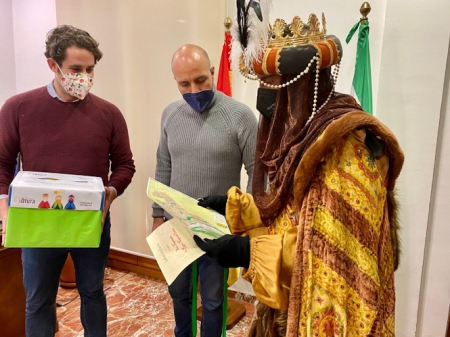 El concejal de Fiestas y el alcalde de Otura entregan el salvoconducto al paje de los Reyes Magos para que puedan visitar todas las casas del municipio (AYTO. OTURA) 