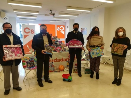 Entrega solidaria de juguetes de Cs (CS) 
