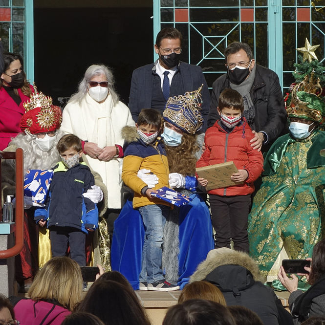 Visita de los Reyes Magos a la asociación Granadadown (JAVIER ALGARRA /AYUNTAMIENTO) 