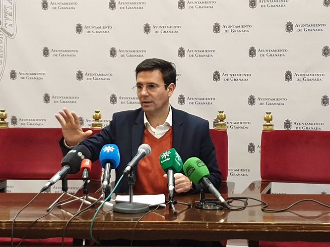 El portavoz del Grupo Municipal Socialista en el Ayuntamiento de Granada, Francisco Cuenca, en rueda de prensa en una imagen de archivo (PSOE) 