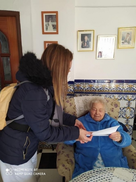 Imagen de la entrega de una carta a un mayor (AYTO. CÚLLAR VEGA) Imagen de la entrega de una carta a un mayor (AYTO. CÚLLAR VEGA)