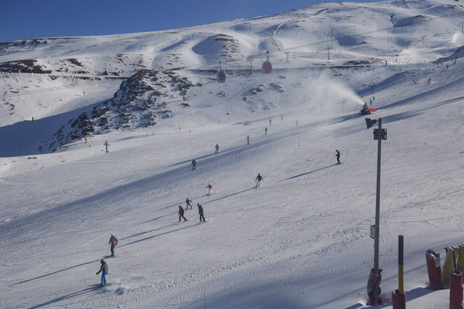 Esquiadores con mascarillas en la estación de esquí de Sierra Nevada, en la inauguración de la temporada (ÁLEX CÁMARA - EUROPA PRESS) 