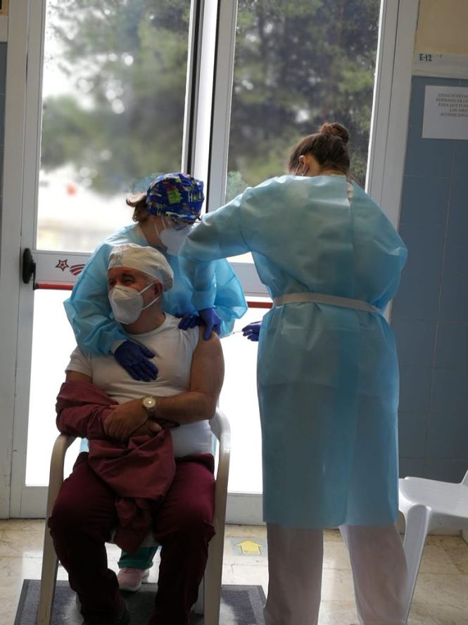 Una usuaria del Centro Reina Sofía recibe su dosis de la vacuna (DIPUTACIÓN) 