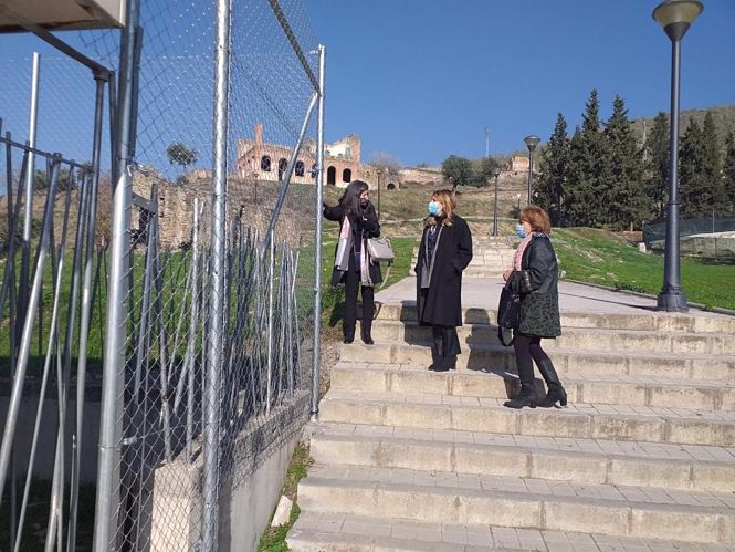 Valla instalada en el entorno del Centro Cívico de La Lancha del Genil (AYUNTAMIENTO DE GRANADA)