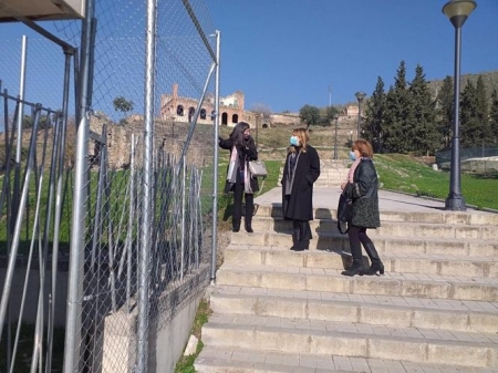 Valla instalada en el entorno del Centro Cívico de La Lancha del Genil (AYUNTAMIENTO DE GRANADA)