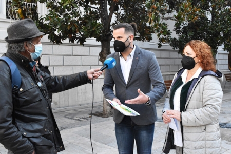 Jesús Fernández y Mari Carmen Pérez atienden a los medios (IU)