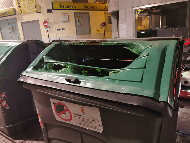 Uno de los contenedores quemados (AYYO. BAZA)