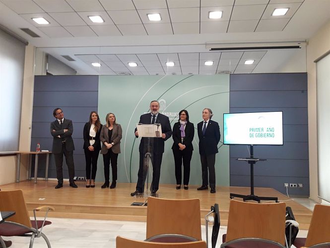 El delegado de Gobierno de la Junta en Granada, Pablo García, en una rueda de prensa, con la consejera de Fomento, Marifrán Carazo, y delegados en la provincia, en imagen de archivo (EUROPA PRESS) 